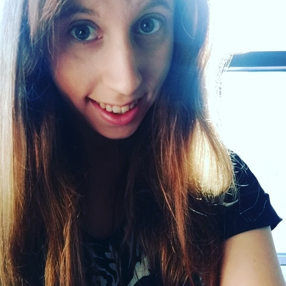 Meet your Posher, Jenn - Picture 2 of 4